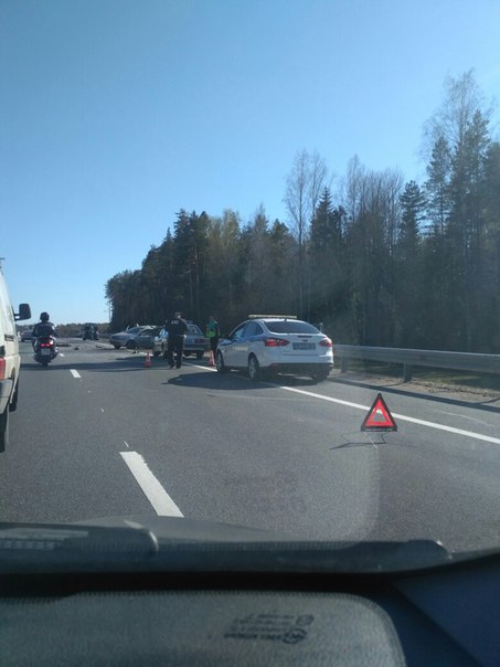Новоприозерское шоссе,239 км. Разложились так не плохо,водитель зажат в машине,похоже что дедушка,ба...