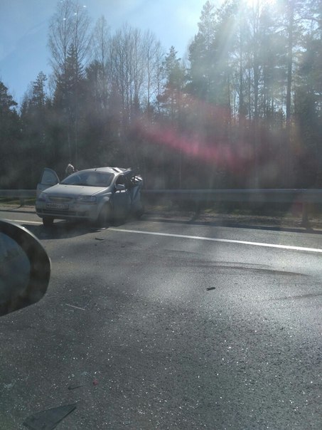 Новоприозерское шоссе,239 км. Разложились так не плохо,водитель зажат в машине,похоже что дедушка,ба...