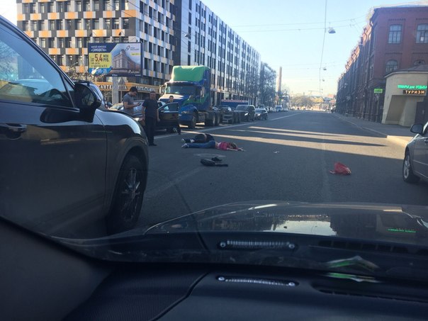 Девушка на Каене сбила 2-х человек на Уральской улице на пешеходном, перед набережной Смоленки..