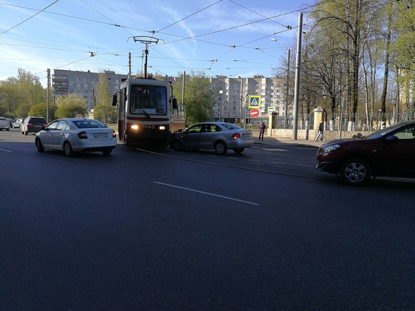 ДТП с трамваем на пр. Обуховской Обороны у метро Пролетарская, перекрыли все полосы в сторону КАДа, ...