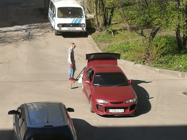 Во дворе дома 22 на улице Бабушкина местный жилец своими силами (лучше дорожников!) залатал глубокую...