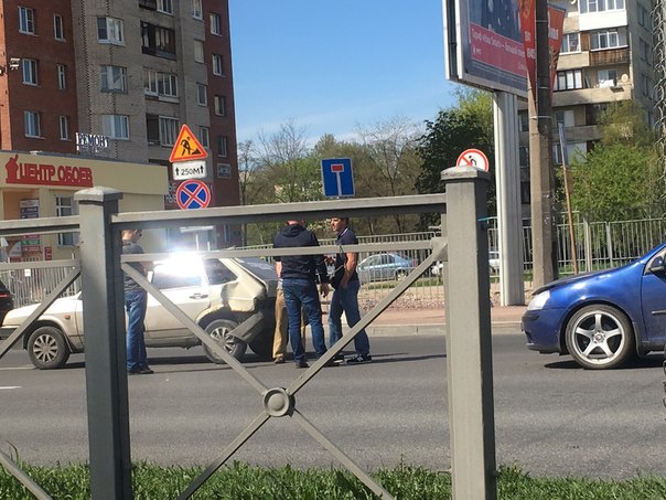 На Пр. Славы , сразу после перекрестка с Пражской, сломали багажник Девятке