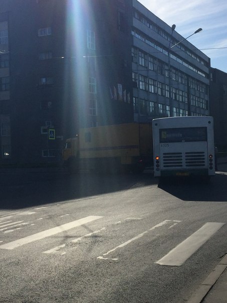На пересечении Кондратьевского пр. и пр. Мечникова автобус стукнул машину аварийной службы. Пробки п...