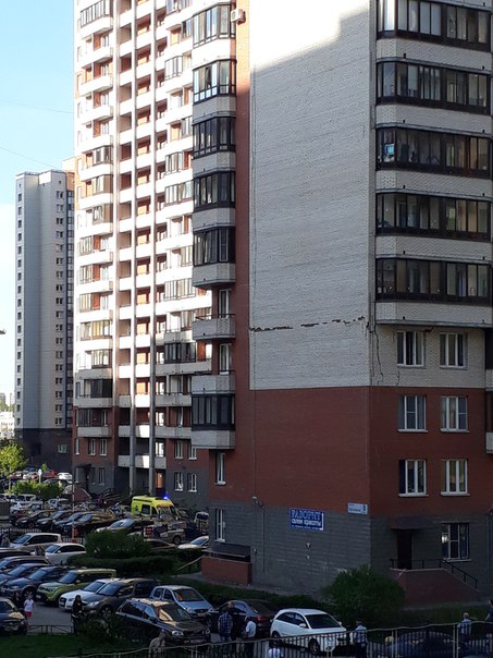 Дом 8 корп.4 на Пулковской улице дал трещину. МЧС на месте, жильцы на улице.