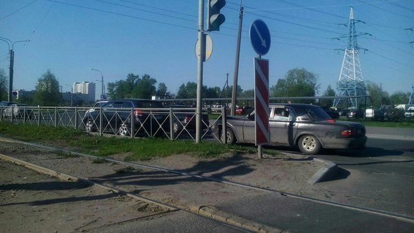 Волга причалила в Субарик. На Дальневосточном, сразу после ул.Новоселов. у Субы почти нет повреждени...