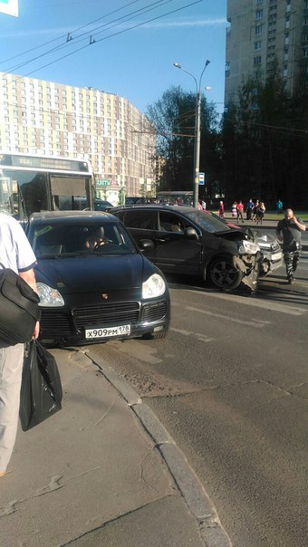 На перекрестке Симонова и Просвещения, Автобус победил двух немцев