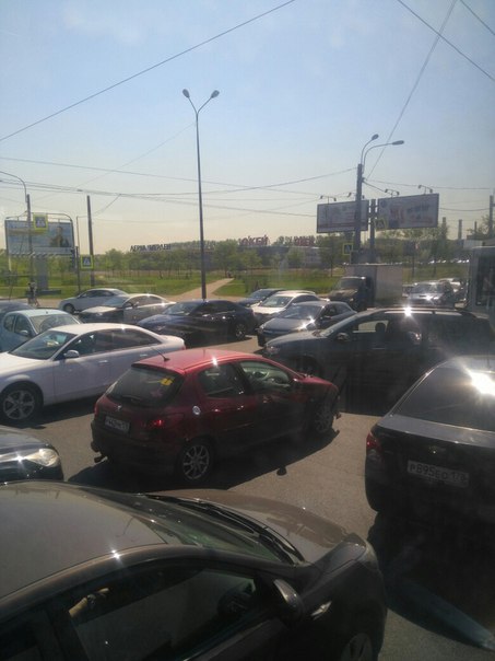 На перекрестке Петергофского ш. и Доблести не работают светофоры , служб нет , ГИБДД тоже транспорт...