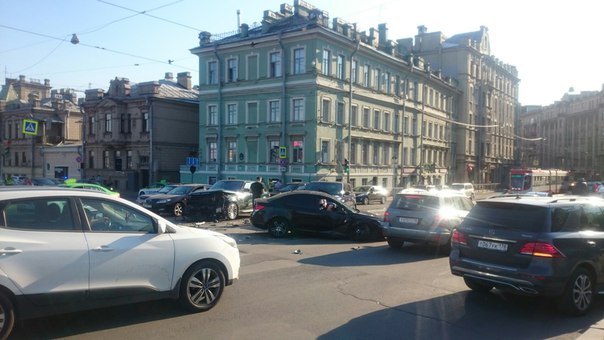 ДТП на Петроградской набережной у Сампсониевского моста.