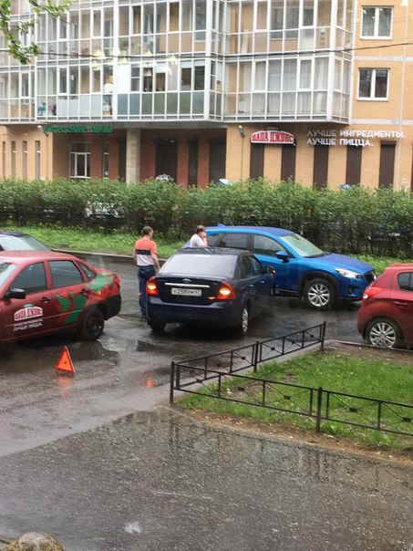 Ford въехал в Мазду....на выезд со двора дома 19 на Пулковскую улицу невозможен..