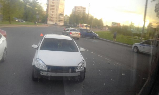 Сегодня в Колпино столкнулись два автомобиля chevrolet и опель. Сотрудники ДПС уже на месте.