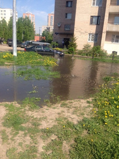 Около Бухарестской 33/5 потоп