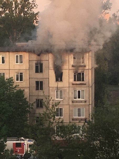 В доме на улице Бабушкина горела квартира. Ребёнок слез из горящего окна по простыне до третьего эта...