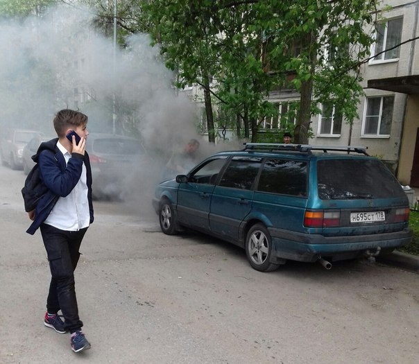 На Купчинской у дома 11к2 загорелся припаркованный Volkswagen,по ходу короткое замыкание,пожарные п...