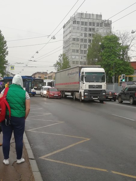Авария с участием Поло, Лады и троллейбуса случилось на перекрёстке Бабушкина и Полярников