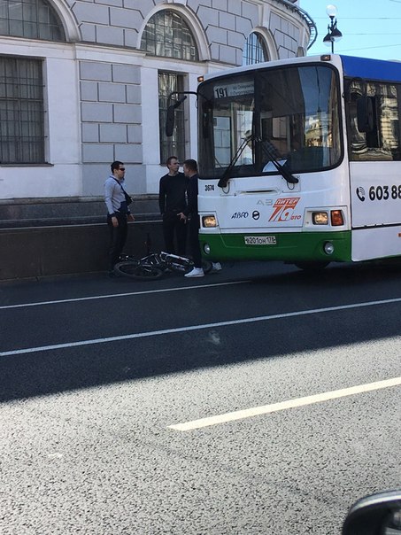 на невском, после перекрестка с Садовой водитель автобуса зацепил велосипедиста. Постояв,поругавшись...