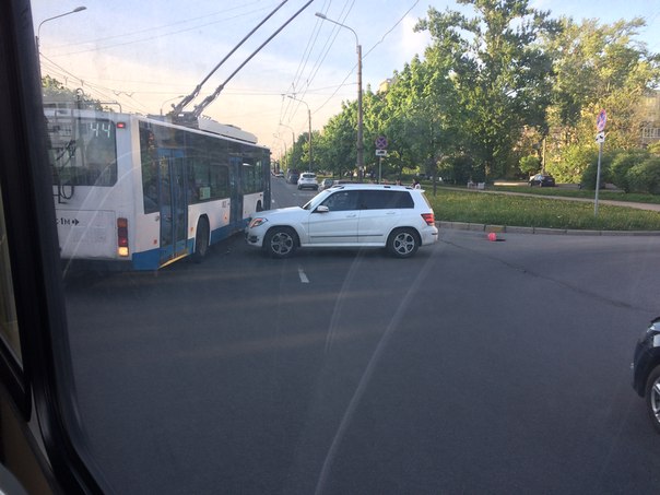 ДТП в Московском р-не на Новоизмайловском пр-те, сразу за пл. Конституции. Троллейбус и mercedes. ж...