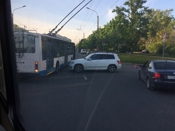 ДТП в Московском р-не на Новоизмайловском пр-те, сразу за пл. Конституции. Троллейбус и mercedes. ж...