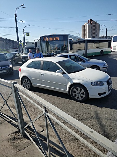 Прекрасное начало дня на перекрестке Фучика и Бухаресткой, Митсубиси серого цвета посчитал себя лучш...