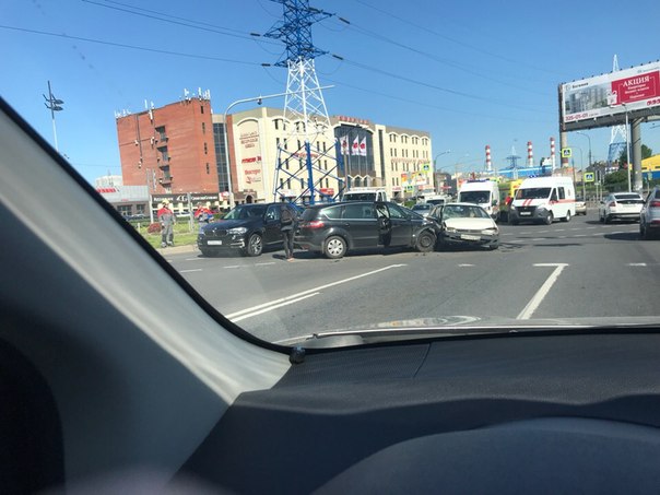 ДТП на пересечении Лиговского и Витебского проспектов, службы на месте, судя по каретам скорой помощ...