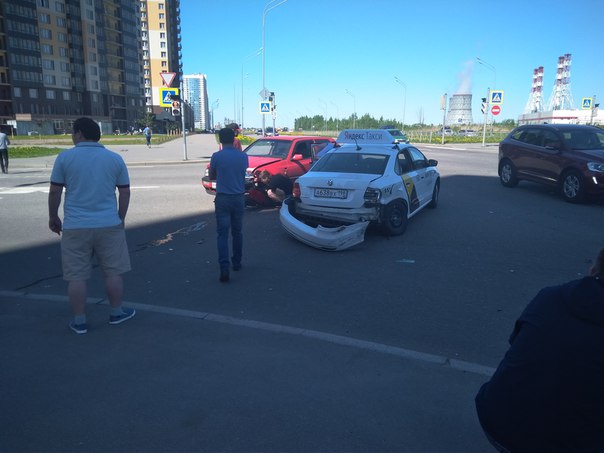 На перекрёстке Казакова и Кузнецова столкнулись три машины.