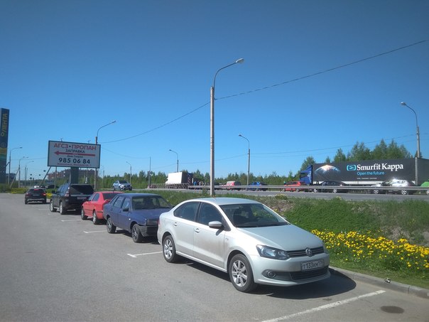 Во Всеволожске на Дорога Жизни на перекрестке у ПТК и ленты, столкнулись 6 машин,