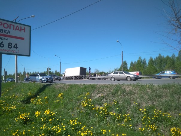 Во Всеволожске на Дорога Жизни на перекрестке у ПТК и ленты, столкнулись 6 машин,