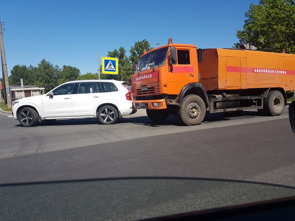 На Народного Ополчения и Партизана Германа КАМАЗ аккуратно догнал поворачивающий Volvo.
