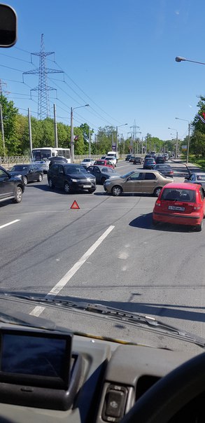 На Петергофском шоссе опять состоялась встреча двух водителей на повороте в жк Солнечный город. Заня...