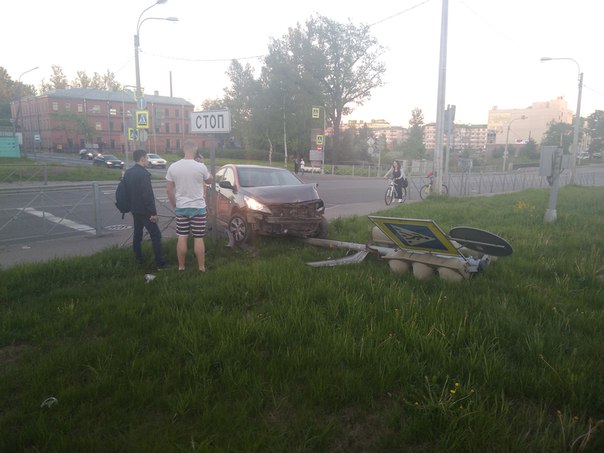 На улице Коммуны делимобиль сломал светофор