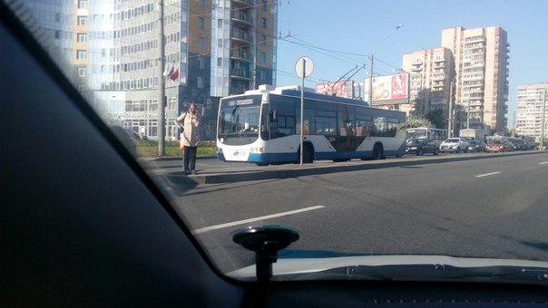 Авария на пересечении Ленинского проспекта и Троллейбусного проезда. Дама решила атаковать троллейбу...