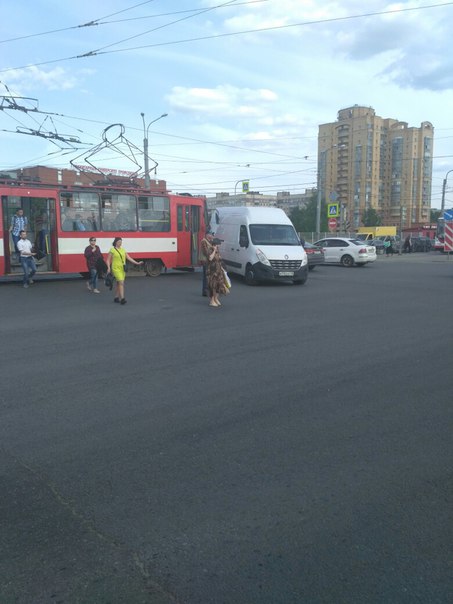 Бусик не успел проскочить перед трамваем на перекрёстке Фучика и Бухарестской