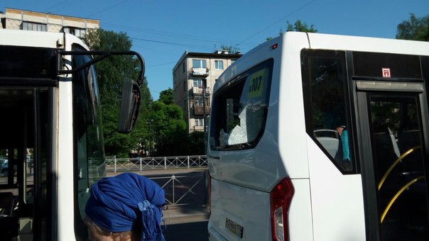 Перевозчики людей поспорили на Замшиной улице, сразу после проспекта Мечникова.