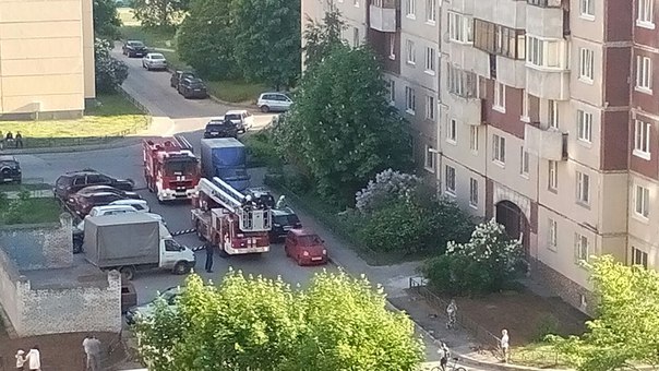 Пожар на улице Савушкина расчеты прибыли во время пламя еще даже не вырвалось на улицу разбили окно ...