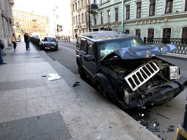 В 7:30 утра на ул. Рубинштейна автомобиль Jeep протаранил припаркованный Mini, продолжил движение и...