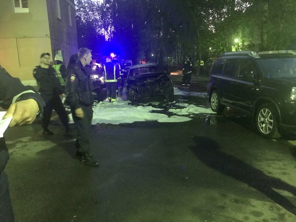 Ночью пожар во дворе 37 на улице Савушкина в автомобилях "Mitsubishi" и "Volkswagen"сгорели сгорае...
