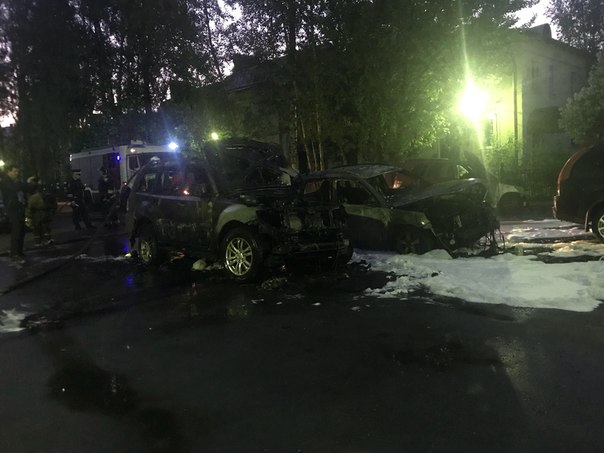 Ночью пожар во дворе 37 на улице Савушкина в автомобилях "Mitsubishi" и "Volkswagen"сгорели сгорае...