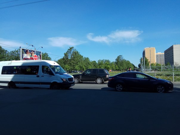 Небольшое ДТП на пересечении Новоизмайловского и Бассейной - маршрутка поторопилась и въехала в шевр...