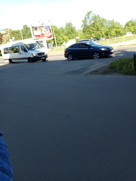 Небольшое ДТП на пересечении Новоизмайловского и Бассейной - маршрутка поторопилась и въехала в шевр...