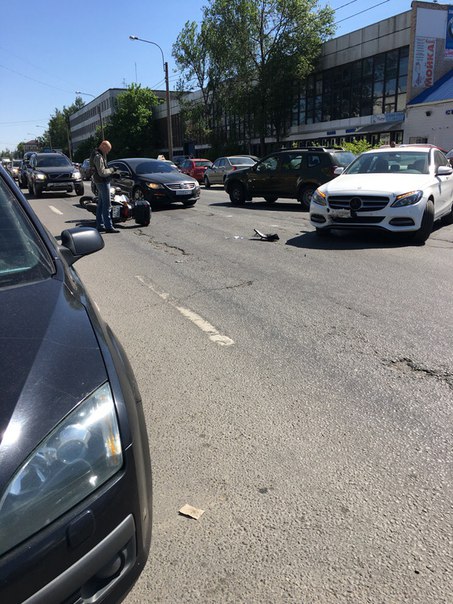 На Якорной улице произошло ДТП с участием мотоциклиста все живы ДПС уже на месте