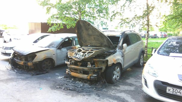 На Богатырском проспекте у дома 53 корпус 3 ночью от огня пострадали 4 автомобиля.