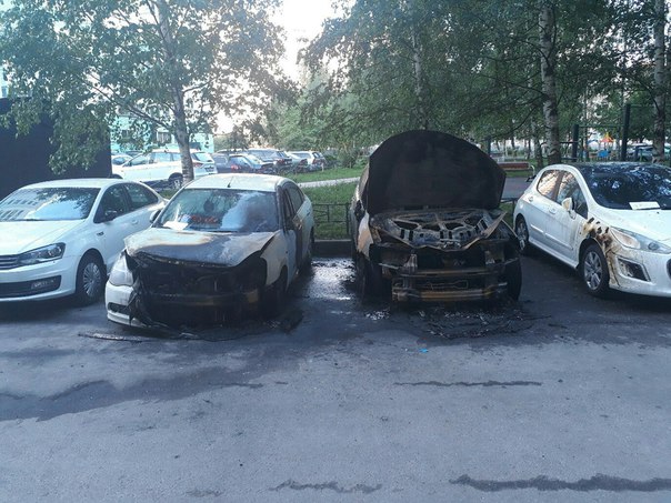 На Богатырском проспекте у дома 53 корпус 3 ночью от огня пострадали 4 автомобиля.