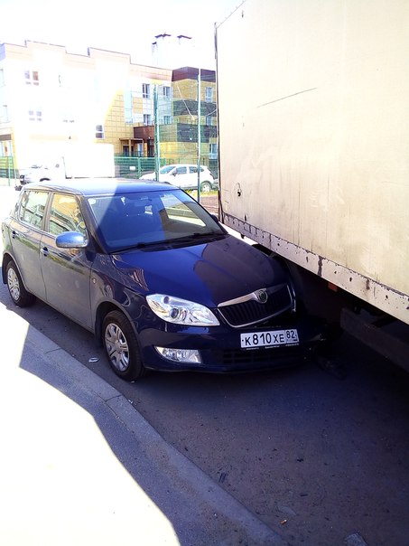 Между 17 и 19 домами по Выборгскому шоссе за магазином ОКЕЙ грузовой прижал припаркованную легковую ...