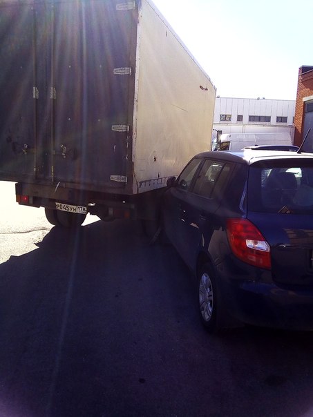 Между 17 и 19 домами по Выборгскому шоссе за магазином ОКЕЙ грузовой прижал припаркованную легковую ...
