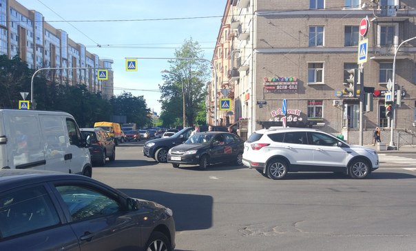 BMW X5 притёр Lada Granta на перекрестке улиц Благодатной и Варшавской