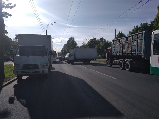 Грузовик без водителя выкатился на дорогу с тротуара на проспект Мечникова.
