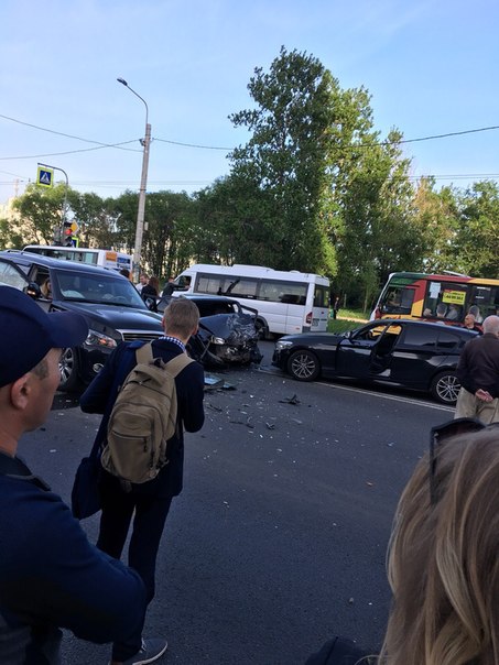 На проспекте Ветеранов у дома 69 произошла серьезная авария из 4 машин. Одна перевернулась.