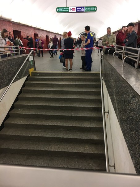 Переход на станцию Маяковская и станция площадь Восстания закрыты на вход и выход. Актуально на 9:30