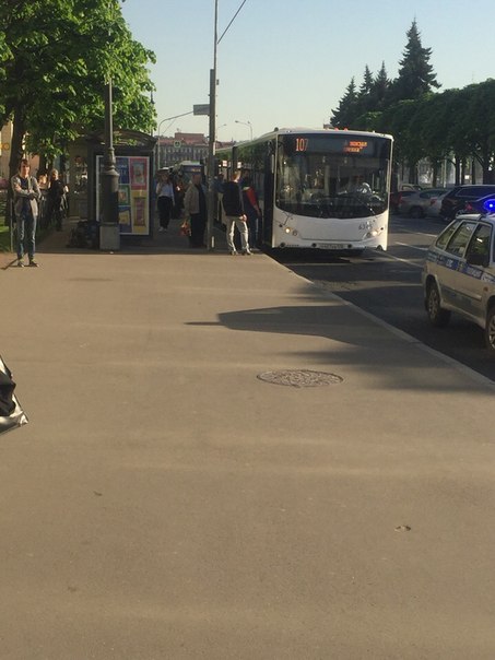 У Финляндского вокзала автобус при повороте с площади на улицу Комсомола зажал РАВ4, автобусы все ст...