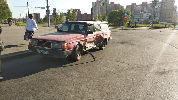 На перекрестке Казакова и Десантников Ford подбил старенькое Volvo. Трамваи пока стоят.
