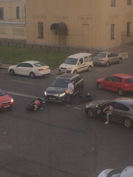 ДТП с мотоциклом у ВМА рядом с гостиницей Санкт-Петербург. Мотоциклист жив, скорая приехала быстро